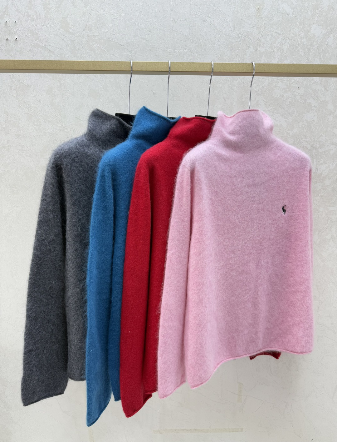 NO:656111,PO Home Early Autumn New Style Solid Color Simple High Collar Knitted Long Sleeve Color Pink Red Blue Gray Size 36.38.40,,alexander wang19860909PO家 早秋新款 纯色简约高领针织长袖 颜色粉色 红色 蓝色 灰色 尺码36.38.40,,alexander wang,Women's clothing