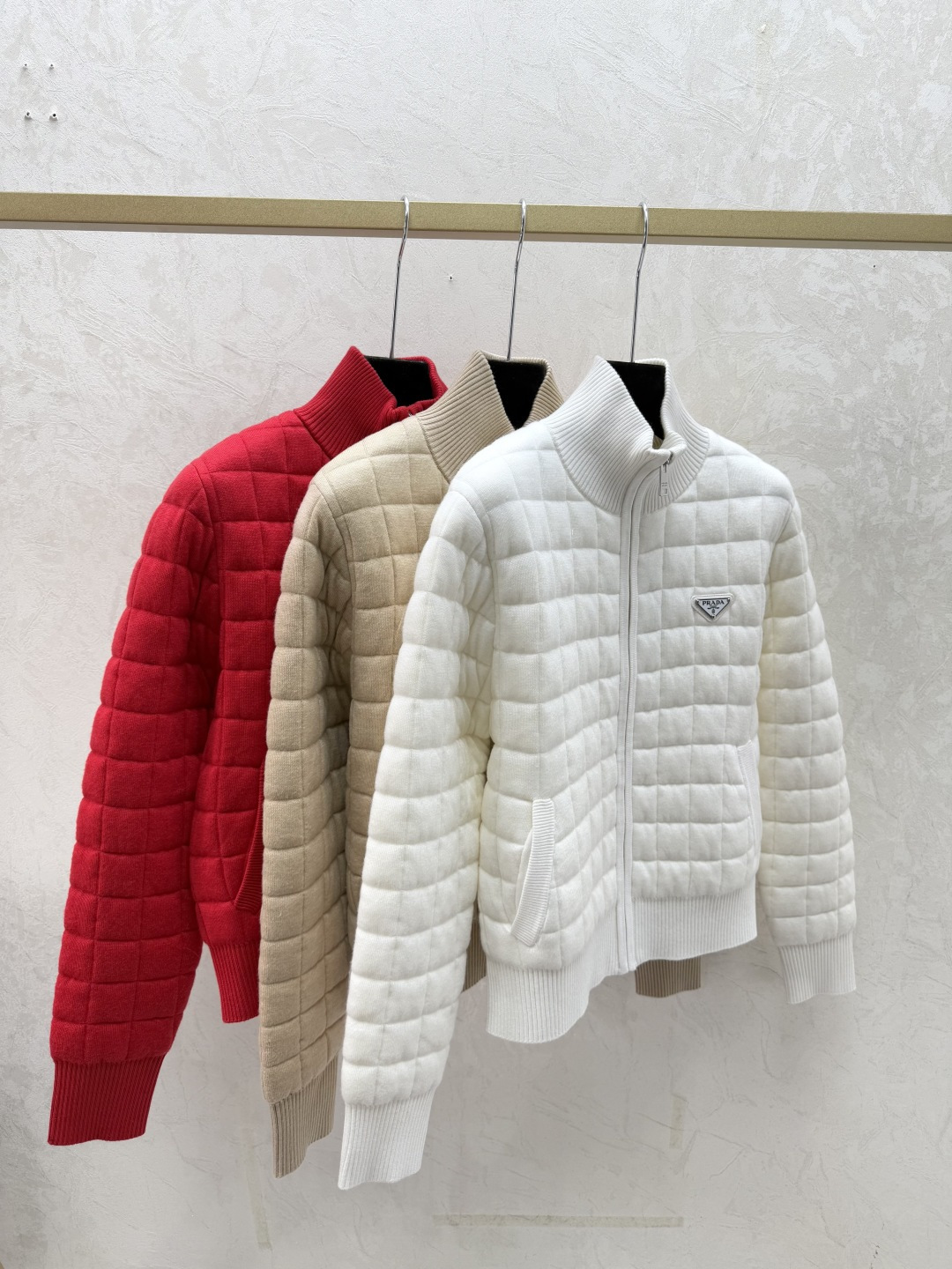 NO:656149,P family early autumn new style solid color simple high collar knitted long-sleeved cardigan color white khaki red size 36.38.40,,alexander wang19860909P家 早秋新款 纯色简约高领针织长袖开衫 颜色白色 卡其 红色 尺码36.38.40,,alexander wang,Women's clothing