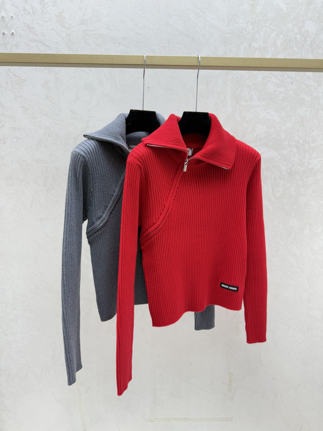 NO:656122,M family early autumn new style solid color simple lapel knitted long sleeves color red gray size 36.38.40,,alexander wang19860909M家 早秋新款 纯色简约翻领针织长袖 颜色红色 灰色 尺码36.38.40,,alexander wang,Women's clothing