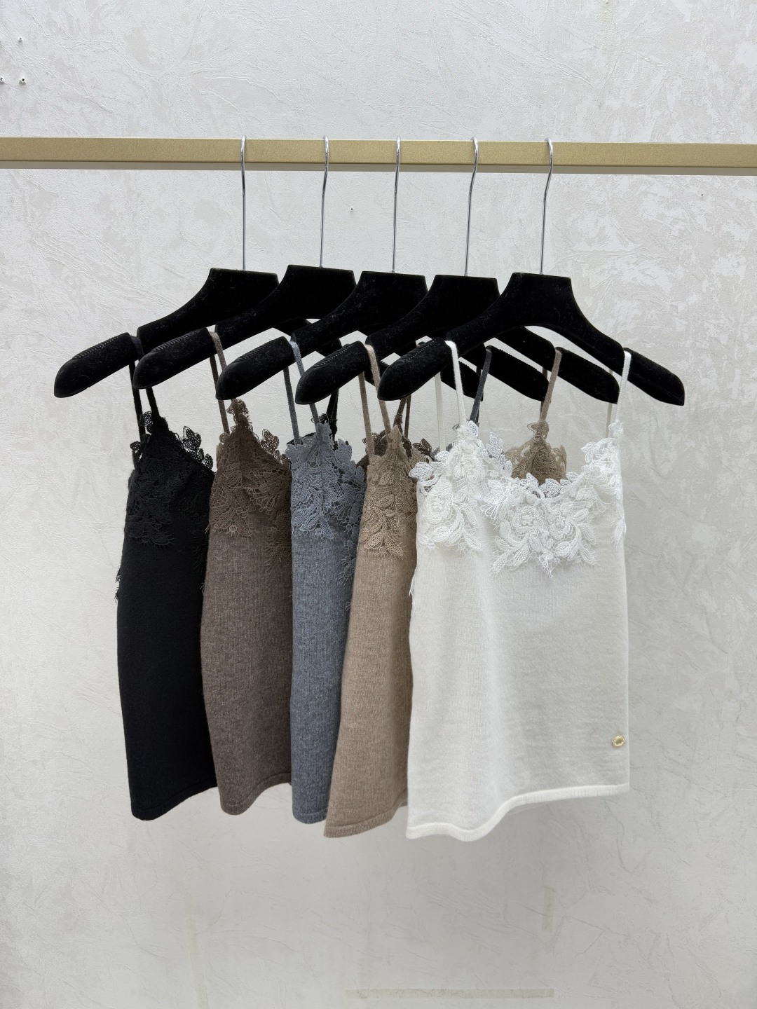 NO:657910,LP home early autumn new style solid color floral knitted sling color white oatmeal gray coffee black size 36.38.40, loro piana, alexander wang19860909LP家 早秋新款 纯色花卉针织吊带 颜色白色 燕麦 灰色咖啡黑色 尺码36.38.40,,loro piana,alexander wang,Women's clothing