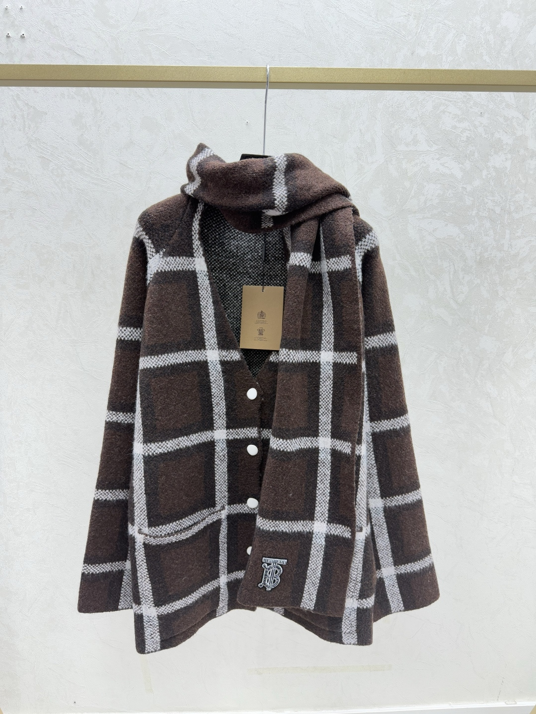 NO:657938,BU home early autumn new style contrasting plaid striped V-neck knitted long-sleeved cardigan color coffee size 36.38.40,,alexander wang19860909BU家 早秋新款 撞色格子条纹V领针织长袖开衫 颜色咖啡 尺码36.38.40,,alexander wang,Women's clothing