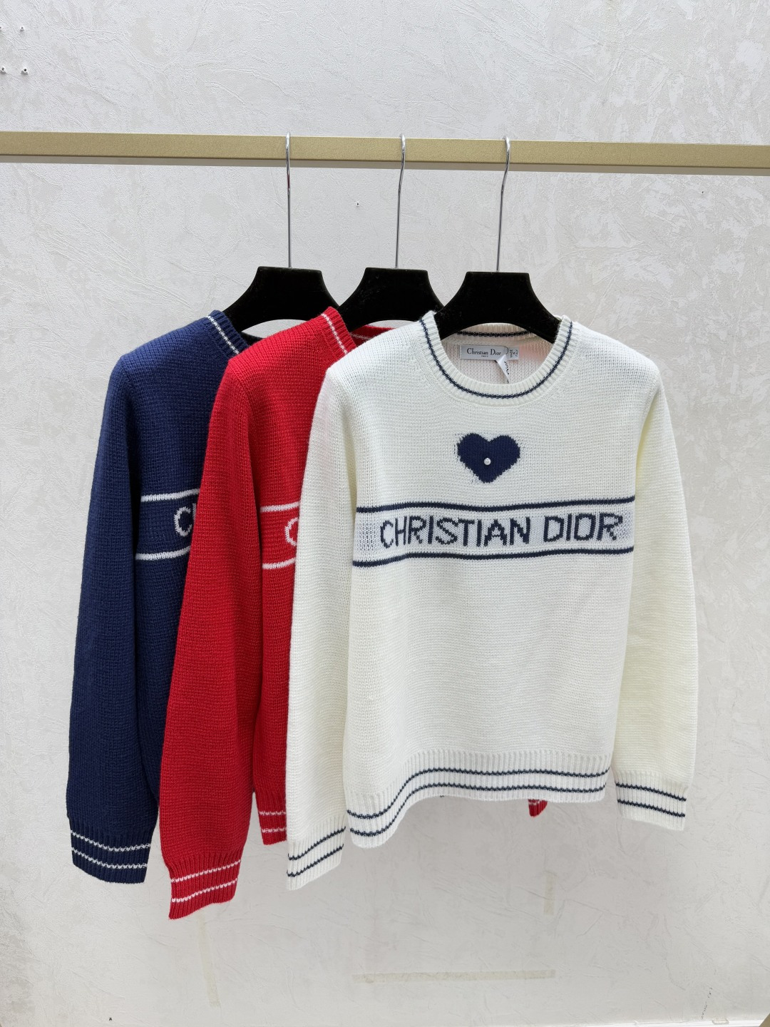 NO:657948,D Home Early Autumn New Style Contrast Love Letters Beaded Round Neck Knitted Long Sleeves Color White Red Royal Blue Size 36.38.40, dior, alexander wang19860909D家 早秋新款 撞色爱心字母钉珠圆领针织长袖 颜色白色 红色 宝蓝 尺码36.38.40,,dior,alexander wang,Women's clothing