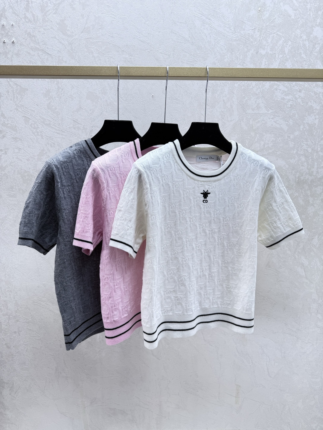 NO:657969,D Home Early Spring New Style Contrast Color Striped Presbyopia Letters Round Neck Knitted Short Sleeves Color White Pink Gray Size 36.38.40, dior, T-shirt, alexander wang19860909D家 早春新款 撞色条纹老花字母圆领针织短袖 颜色白色 粉色 灰色 尺码36.38.40,,dior,T-shirt,alexander wang,Women's clothing