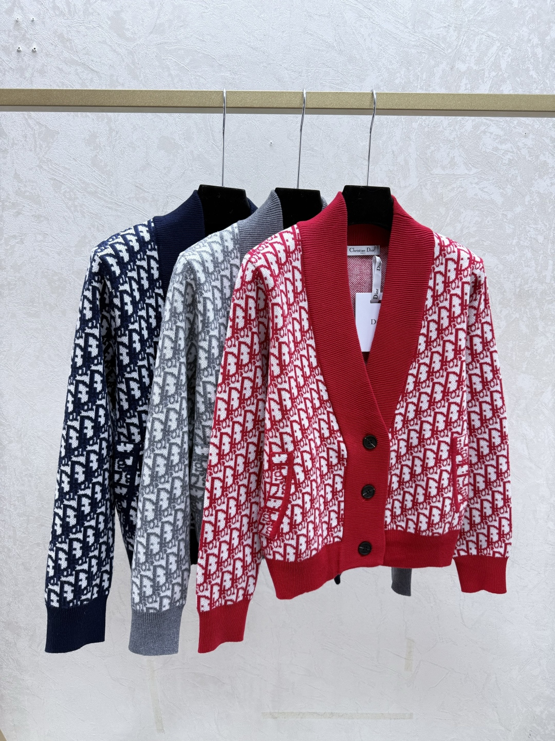 NO:657973,D family early autumn new style contrasting presbyopic letter V-neck knitted long-sleeved cardigan color red gray royal blue size 36.38.40, dior, alexander wang19860909D家 早秋新款 撞色老花字母V领针织长袖开衫 颜色红色 灰色 宝蓝 尺码36.38.40,,dior,alexander wang,Women's clothing