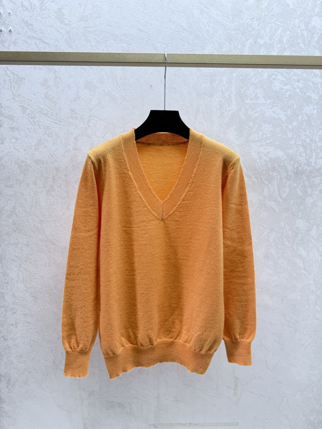 NO:657983,F family early autumn new style solid color simple V-neck knitted long sleeves color yellow size 36.38.40, fendi, alexander wang19860909F家 早秋新款 纯色简约V领针织长袖 颜色黄色 尺码36.38.40,,fendi,alexander wang,Women's clothing