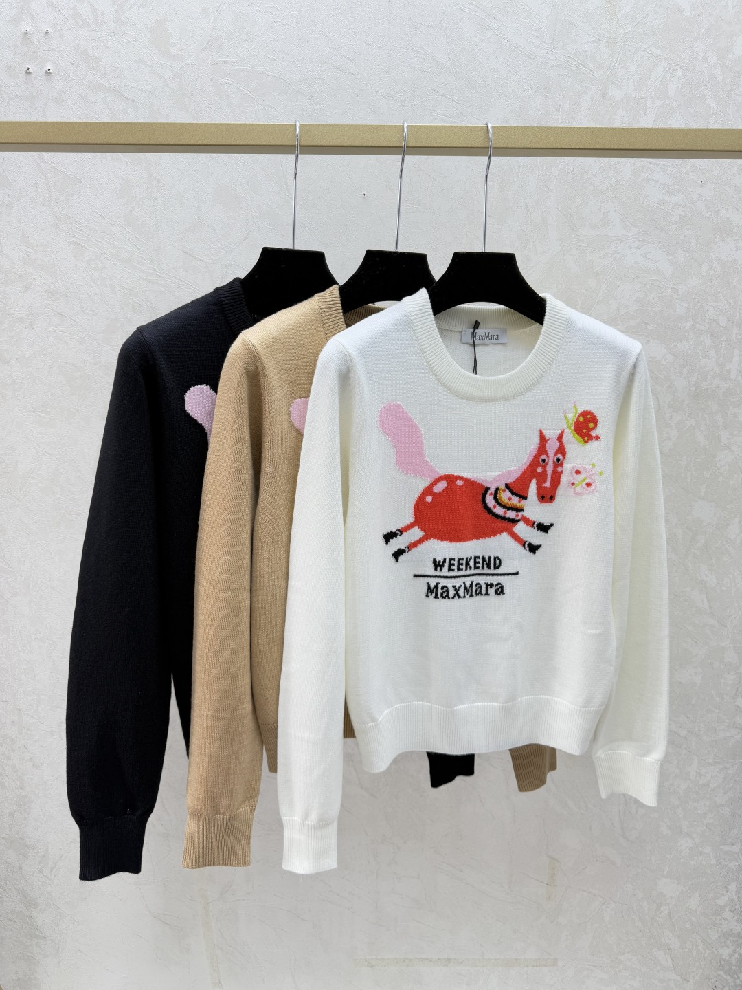 NO:658535,Max's new early autumn style contrast pony jacquard round neck knitted long sleeves color white khaki black size 36.38.40,,alexander wang19860909Max家 早秋新款 撞色小马提花圆领针织长袖 颜色白色 卡其 黑色 尺码36.38.40,,alexander wang,Women's clothing