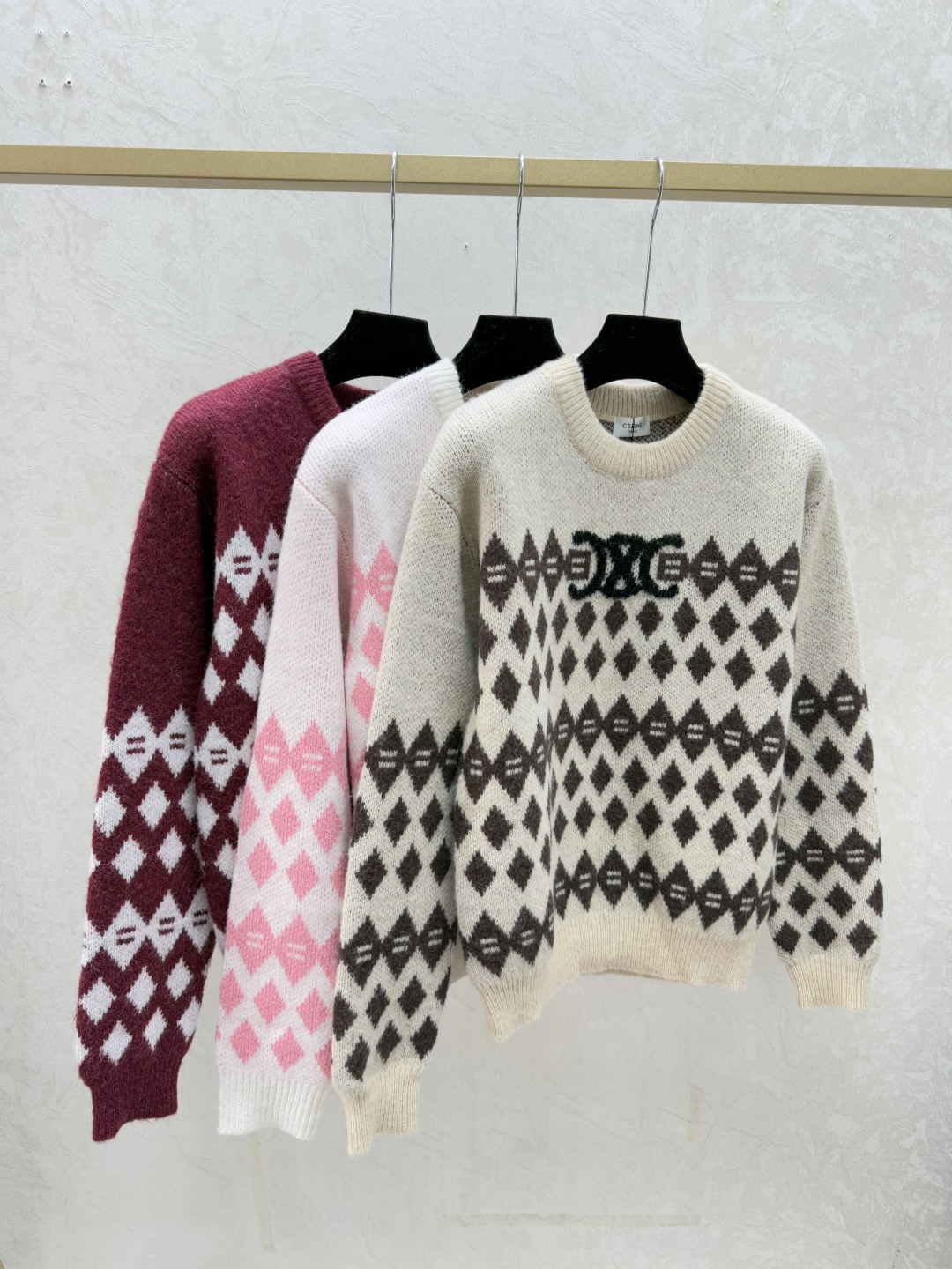 NO:658538,CE Home Early Autumn New Style Contrast Letter Diamond Round Neck Knitted Long Sleeve Color Khaki Pink Red Size 36.38.40,,alexander wang19860909CE家 早秋新款 撞色字母菱格圆领针织长袖 颜色卡其 粉色 红色 尺码36.38.40,,alexander wang,Women's clothing