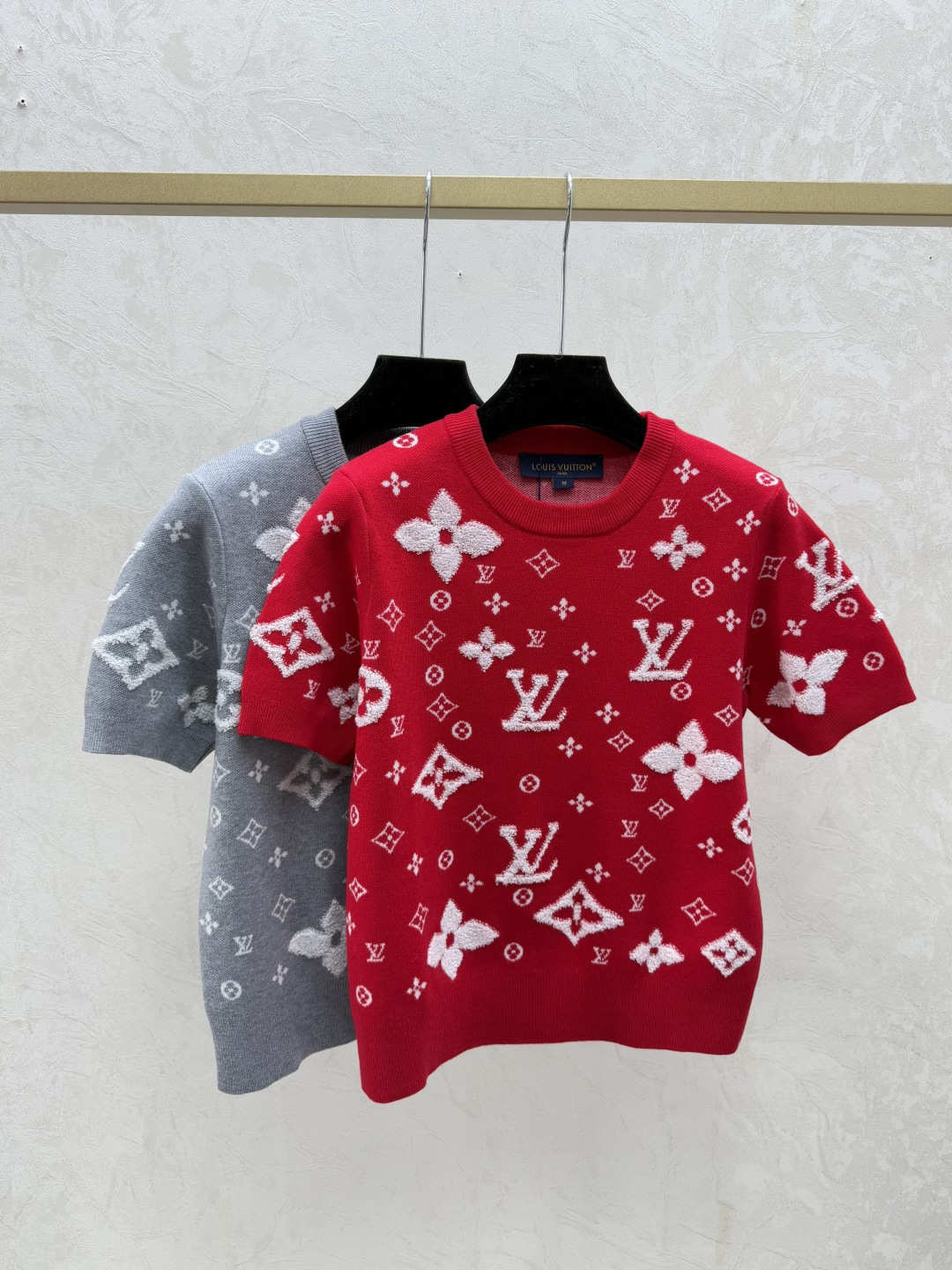 NO:658541,L family early spring new style contrasting presbyopic letter jacquard round neck knitted short sleeves color red gray size 36.38.40, louis vuitton, T-shirt, alexander wang19860909L家 早春新款 撞色老花字母提花圆领针织短袖 颜色红色 灰色 尺码36.38.40,,louis vuitton,T-shirt,alexander wang,Women's clothing