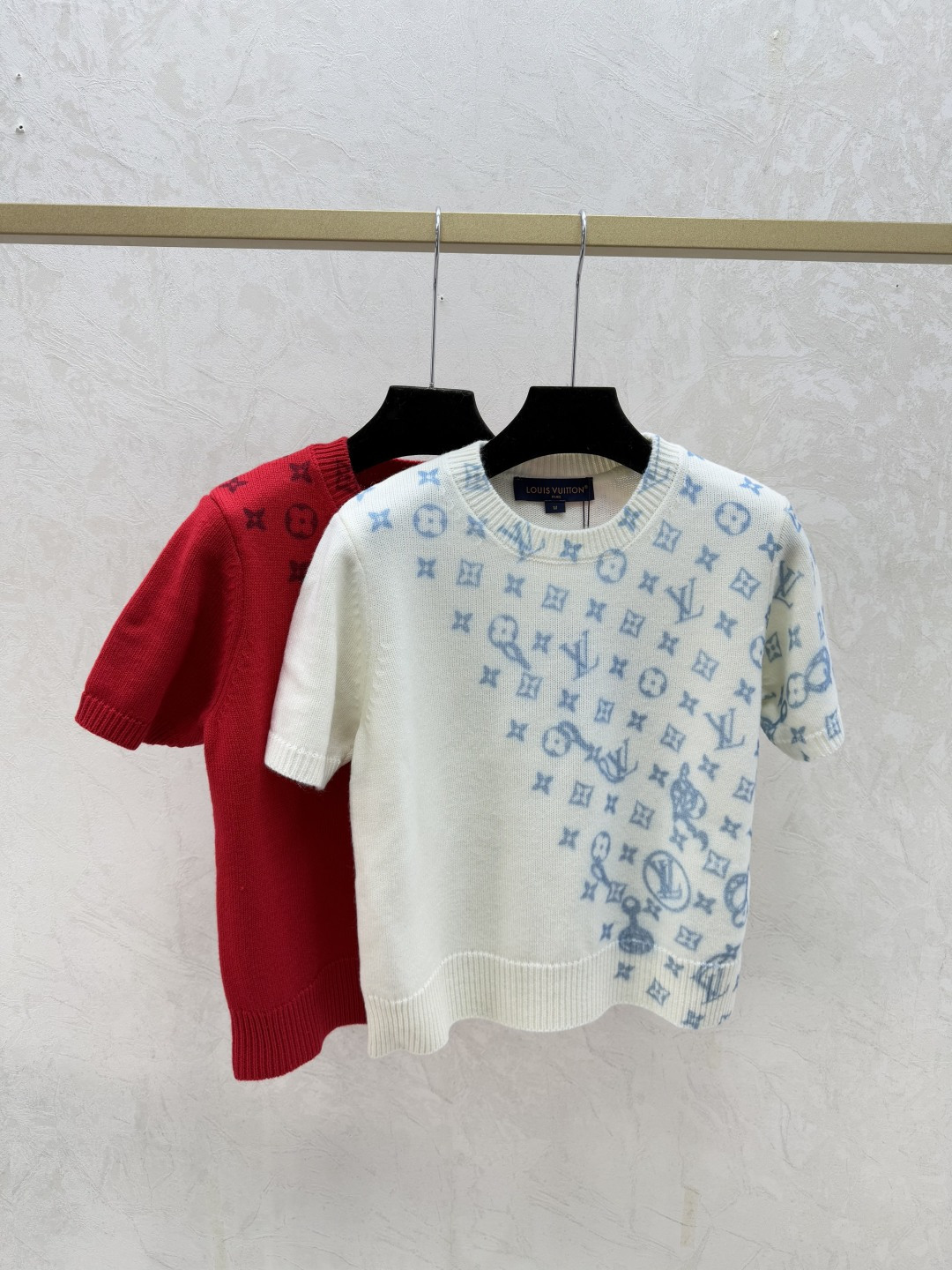 NO:663318,L family early spring new style contrasting presbyopic letter round neck knitted short sleeves color white red size 36.38.40, louis vuitton, T-shirt,  19860909L家 早春新款 撞色老花字母圆领针织短袖 颜色白色 红色 尺码36.38.40,,louis vuitton,T-shirt, ,Women's clothing
