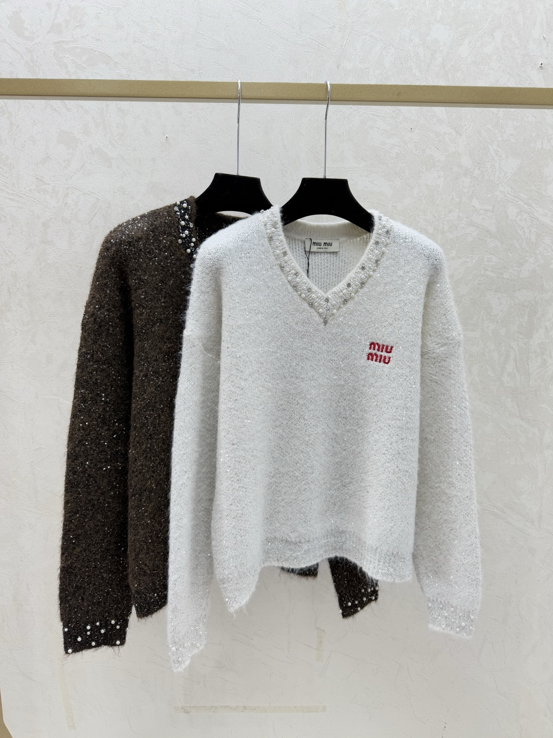 NO:665107,M family early autumn new style heavy beading V-neck knitted long sleeves color white coffee size 36.38.40,, 19860909M家 早秋新款 重工钉珠珠片V领针织长袖 颜色白色 咖啡 尺码36.38.40,, ,Women's clothing