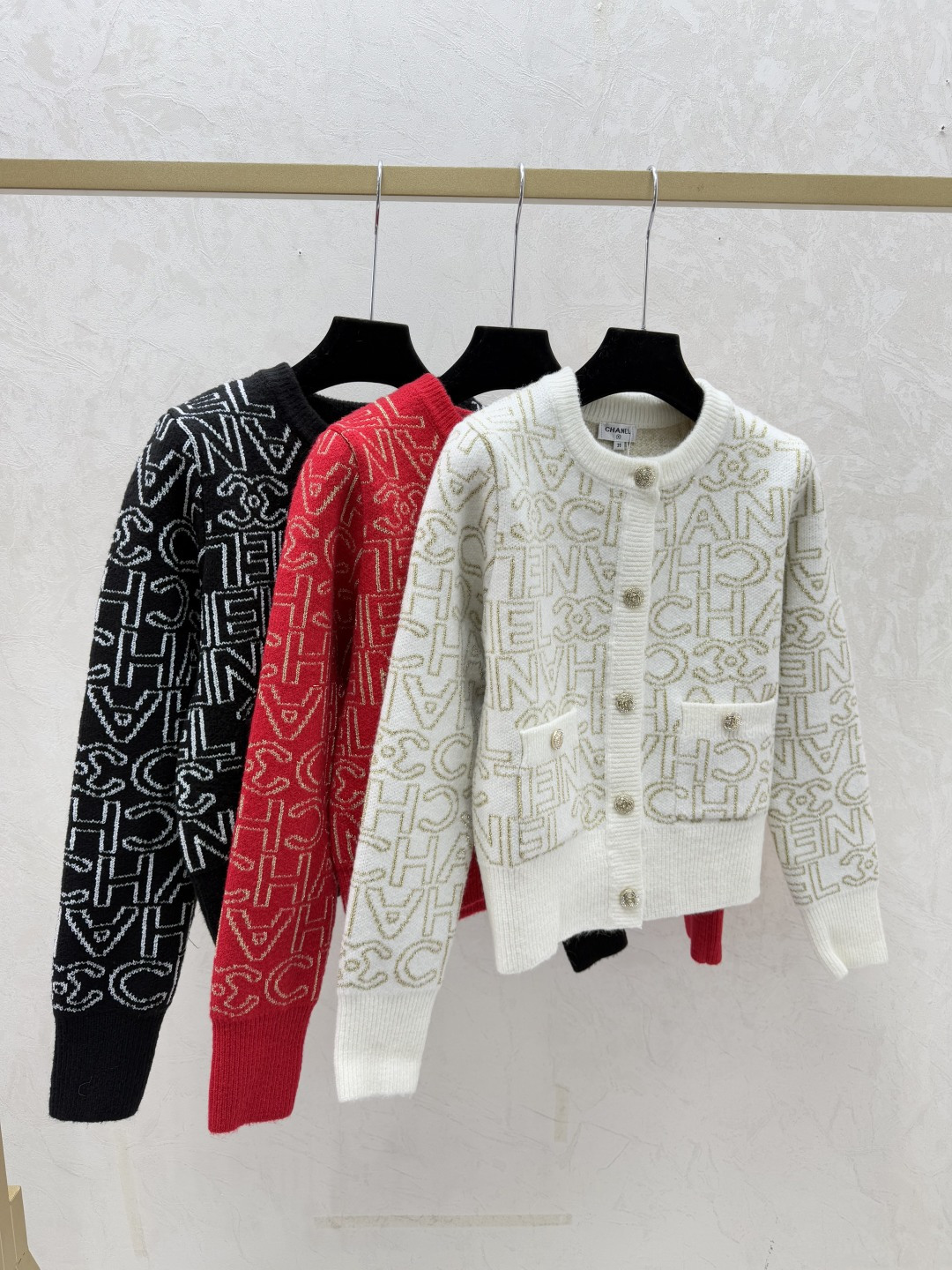 NO:665112,CH Home Early Autumn New Style Contrast Gold and Silver Line Letters Round Neck Knitted Long-Sleeved Cardigan Color White Red Black Size 36.38.40,, 19860909CH家 早秋新款 撞色金银线字母圆领针织长袖开衫 颜色白色 红色 黑色 尺码36.38.40,, ,Women's clothing
