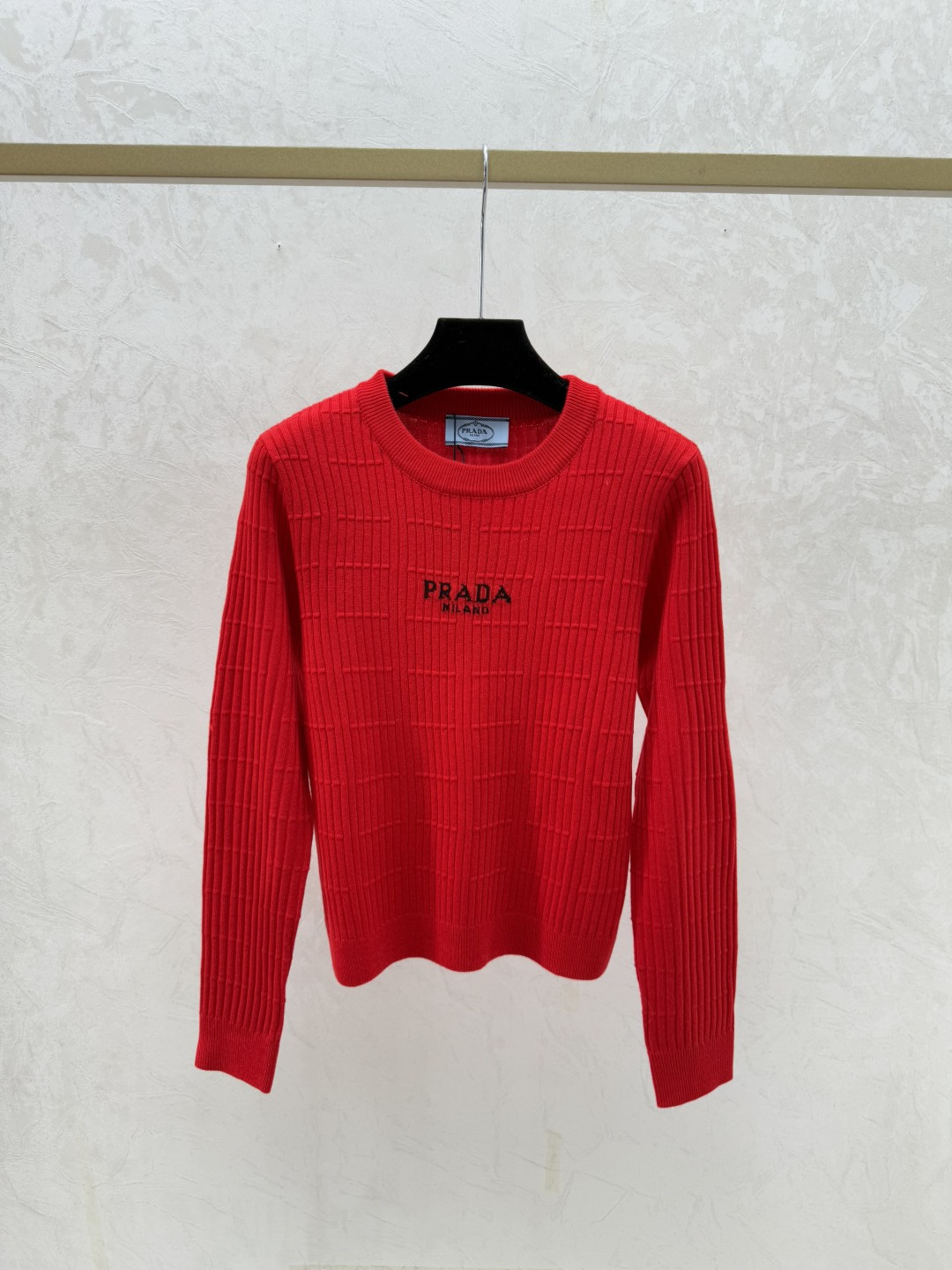 NO:665133,P family early autumn new style contrasting letters round neck knitted long sleeves color white pink royal blue red size 36.38.40,, 19860909P家 早秋新款 撞色字母圆领针织长袖 颜色白色 粉色 宝蓝 红色 尺码36.38.40,, ,Women's clothing