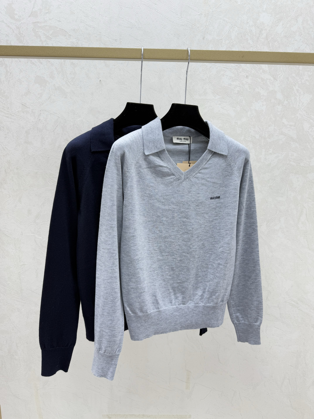 NO:665835,M family early autumn new style solid color lapel V-neck knitted long sleeves color gray sapphire blue size 36.38.40,, 19860909M家 早秋新款 纯色翻V领针织长袖 颜色灰色 宝蓝 尺码36.38.40,, ,Women's clothing