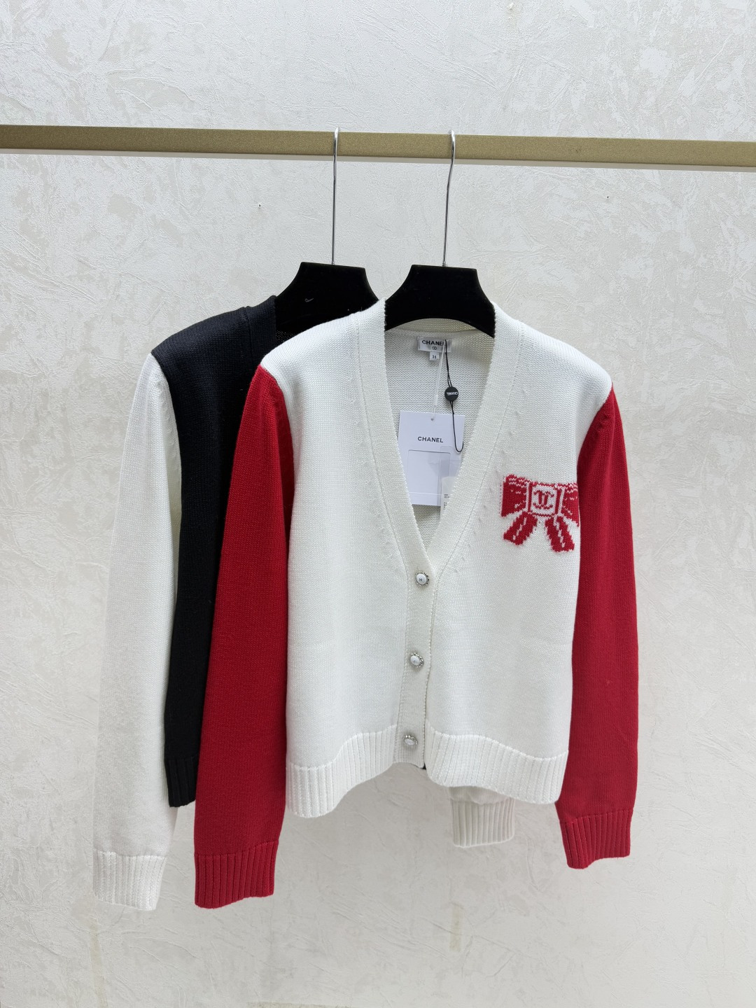 NO:665826,CH Home Early Autumn New Style Contrast Color Bow V-neck Knitted Long-Sleeved Cardigan Color White Black Size 36.38.40,, 19860909CH家 早秋新款 撞色蝴蝶结V领针织长袖开衫 颜色白色 黑色 尺码36.38.40,, ,Women's clothing