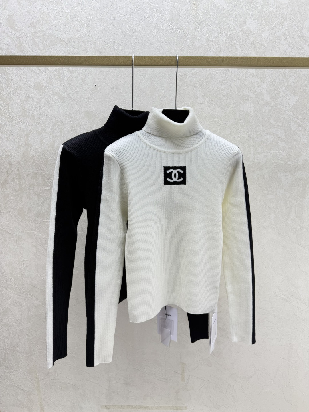 NO:665828,CH Home Early Autumn New Style Contrast Letter High Neck Knitted Long Sleeves Color Black White Size 36.38.40,, 19860909CH家 早秋新款 撞色字母高领针织长袖 颜色黑色 白色 尺码36.38.40,, ,Women's clothing