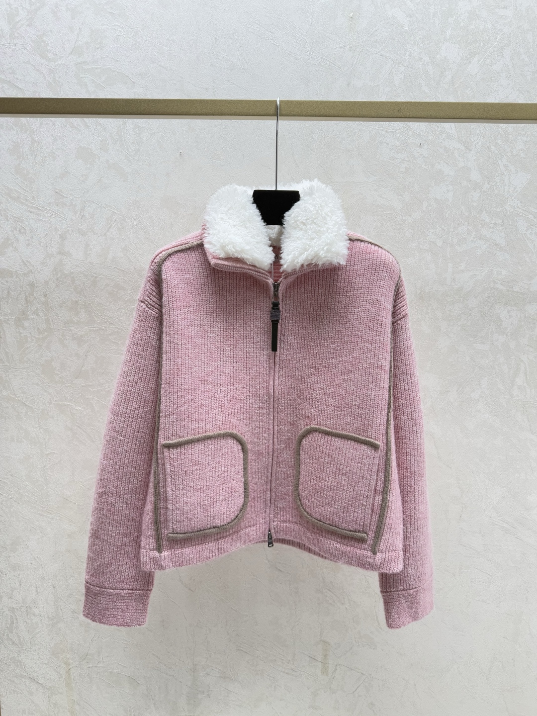 NO:665832,BC Home Early Autumn New Style Contrast Color Lapel Feather Knitted Long-Sleeved Cardigan Color Pink Size 36.38.40,,chanel, 19860909BC家 早秋新款 撞色翻领羽饰针织长袖开衫 颜色粉色 尺码36.38.40,,chanel, ,Women's clothing