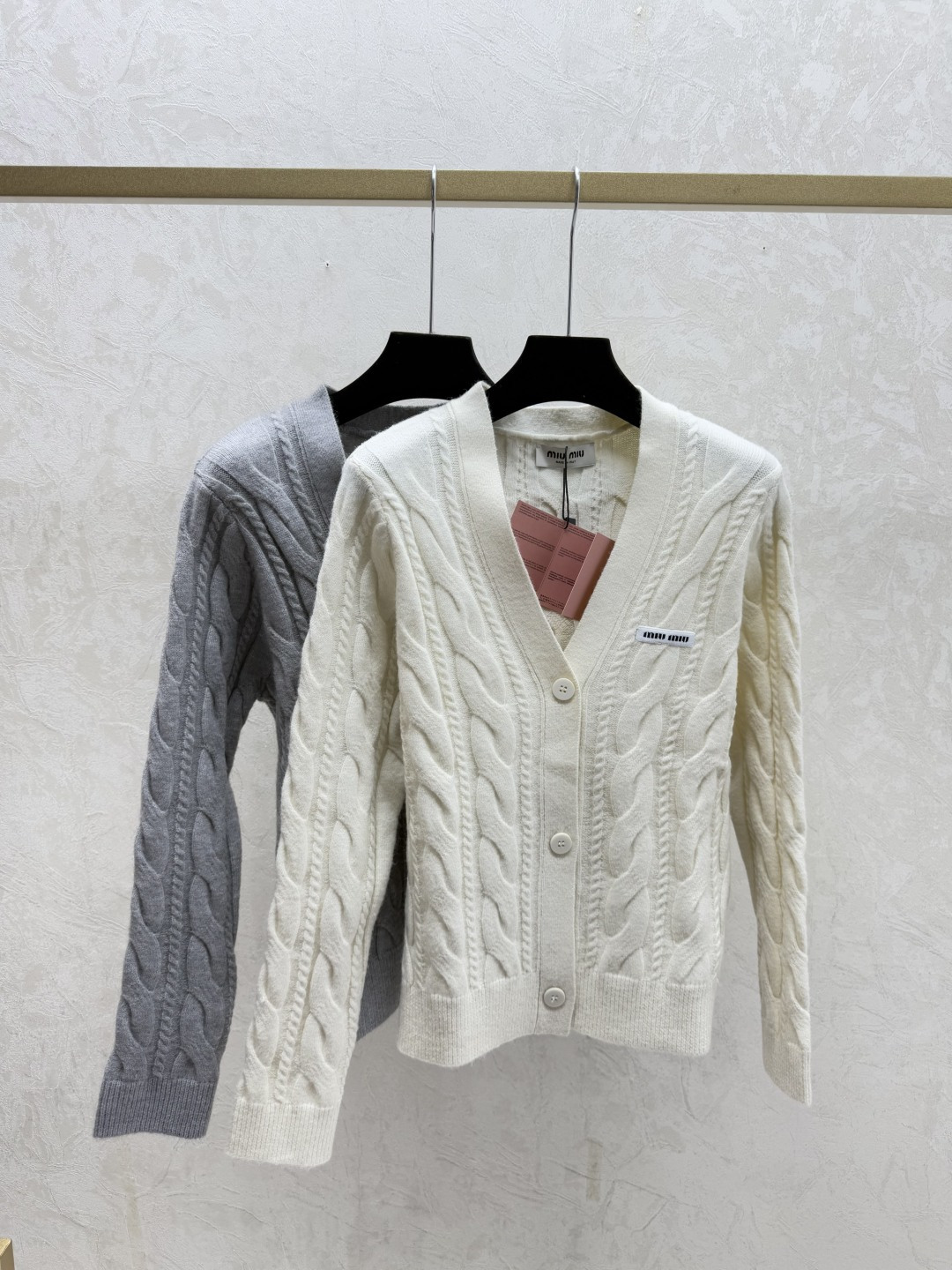 NO:665816,M family early autumn new style solid color simple V-neck knitted long-sleeved cardigan color white gray size 36.38.40,, 19860909M家 早秋新款 纯色简约V领针织长袖开衫 颜色白色 灰色 尺码36.38.40,, ,Women's clothing