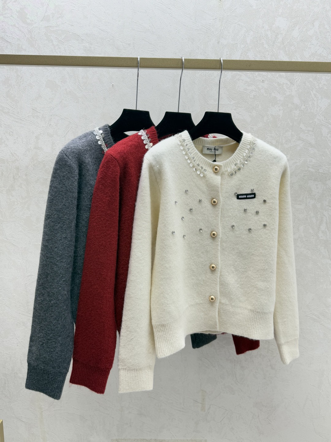 NO:666287,M family early autumn new style heavy beaded round neck knitted long-sleeved cardigan color white red gray size 36.38.40,, 19860909M家 早秋新款 重工钉珠圆领针织长袖开衫 颜色白色 红色 灰色 尺码36.38.40,, ,Women's clothing