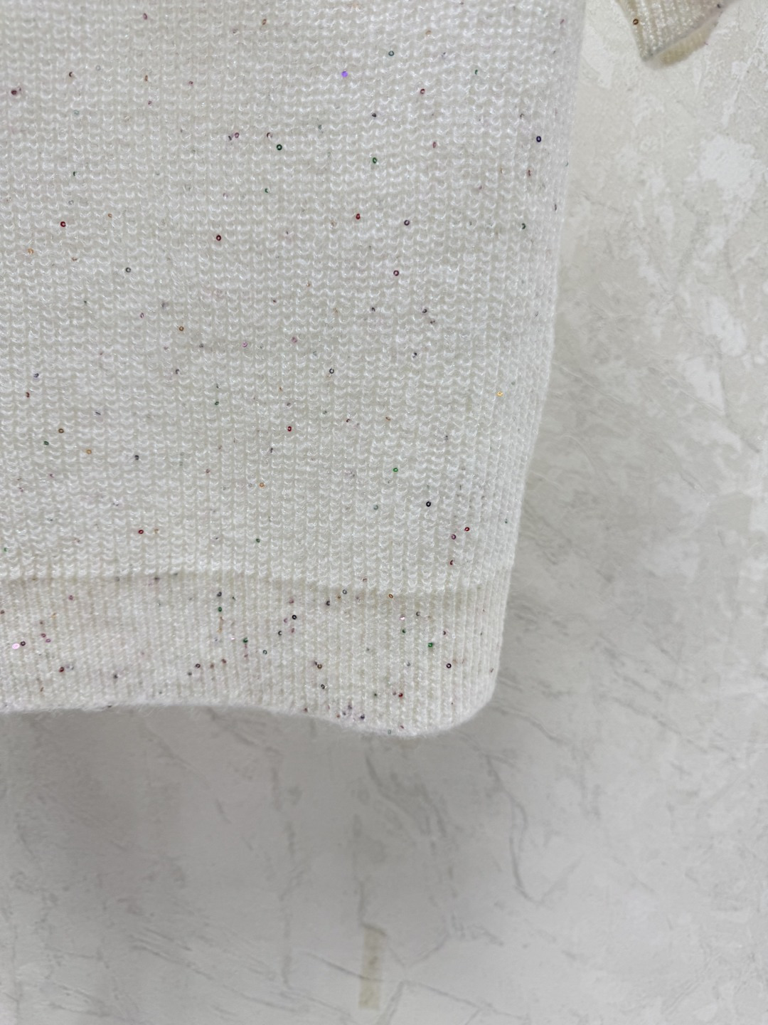 🆕CH家🆕 早春新款 纯色立体蝴蝶结珠片圆领针织短袖颜色：白色 红色尺码：36.38.40👉