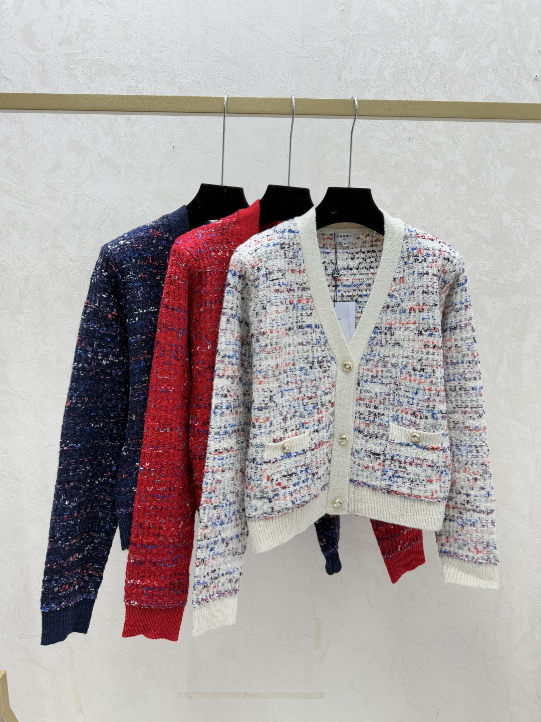 NO:666733,CH Home Early Autumn New Style Contrast Color Simple V-neck Knitted Long-Sleeved Cardigan Color White Red Royal Blue Size 36.38.40,, 19860909CH家 早秋新款 撞色简约V领针织长袖开衫 颜色白色 红色 宝蓝 尺码36.38.40,, ,Women's clothing
