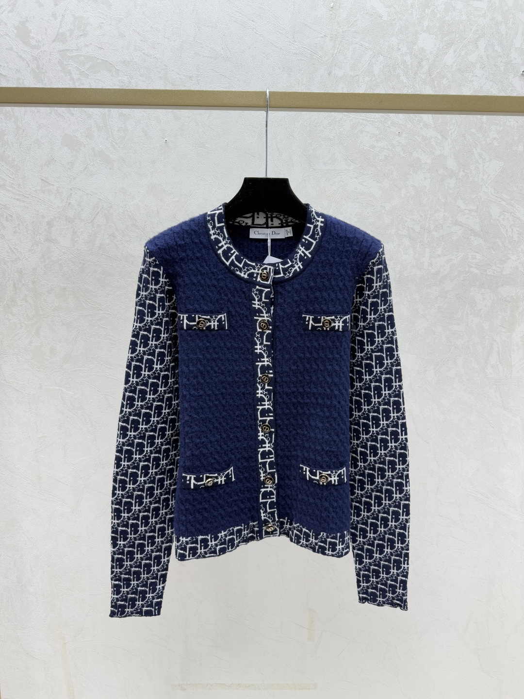 NO:667178,D family early autumn new style contrasting color presbyopic letter round neck knitted long-sleeved cardigan color royal blue size 36.38.40, dior,  19860909D家 早秋新款 撞色老花字母圆领针织长袖开衫 颜色宝蓝 尺码36.38.40,,dior, ,Women's clothing
