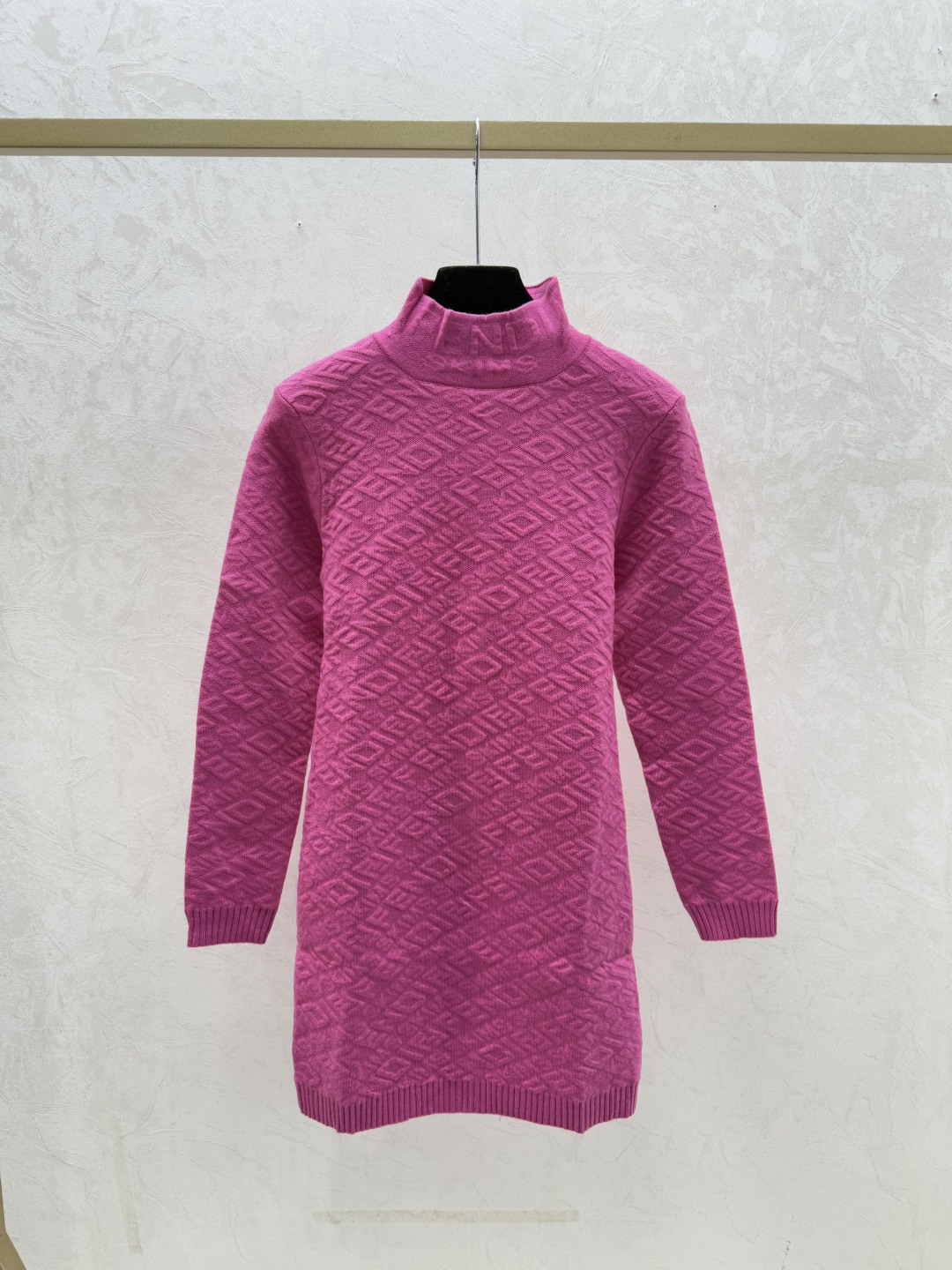 NO:667185,F family early autumn new solid color presbyopic letter high collar knitted dress color pink size 36.38.40, fendi, skirts,  19860909F家 早秋新款 纯色老花字母高领针织连衣裙 颜色粉色 尺码36.38.40,,fendi,skirts, ,Women's clothing