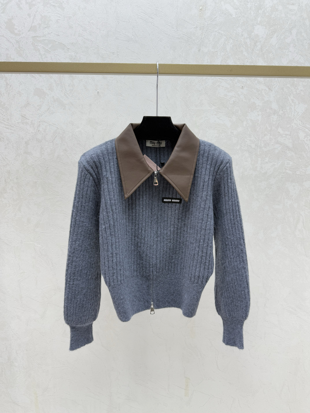 🆕M家🆕 早秋新款 撞色翻领针织长袖开衫颜色：灰色 红色尺码：36.38.40👉