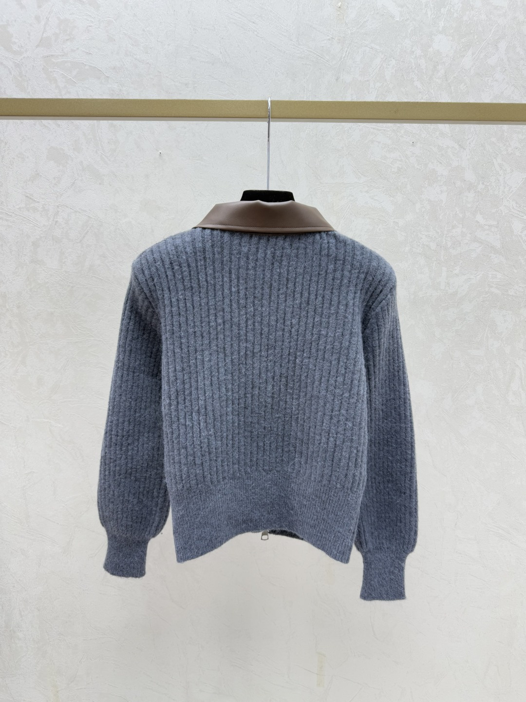 🆕M家🆕 早秋新款 撞色翻领针织长袖开衫颜色：灰色 红色尺码：36.38.40👉