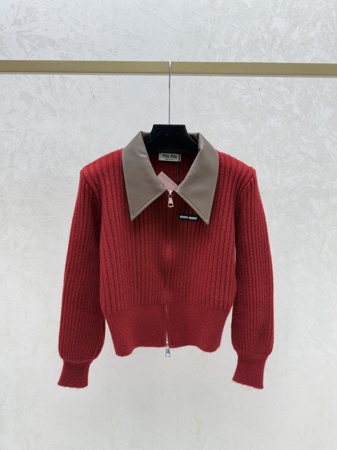 🆕M家🆕 早秋新款 撞色翻领针织长袖开衫颜色：灰色 红色尺码：36.38.40👉