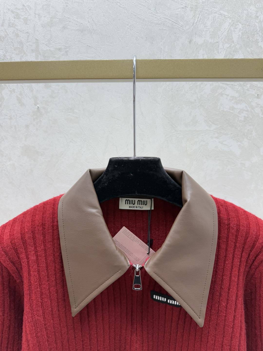 🆕M家🆕 早秋新款 撞色翻领针织长袖开衫颜色：灰色 红色尺码：36.38.40👉