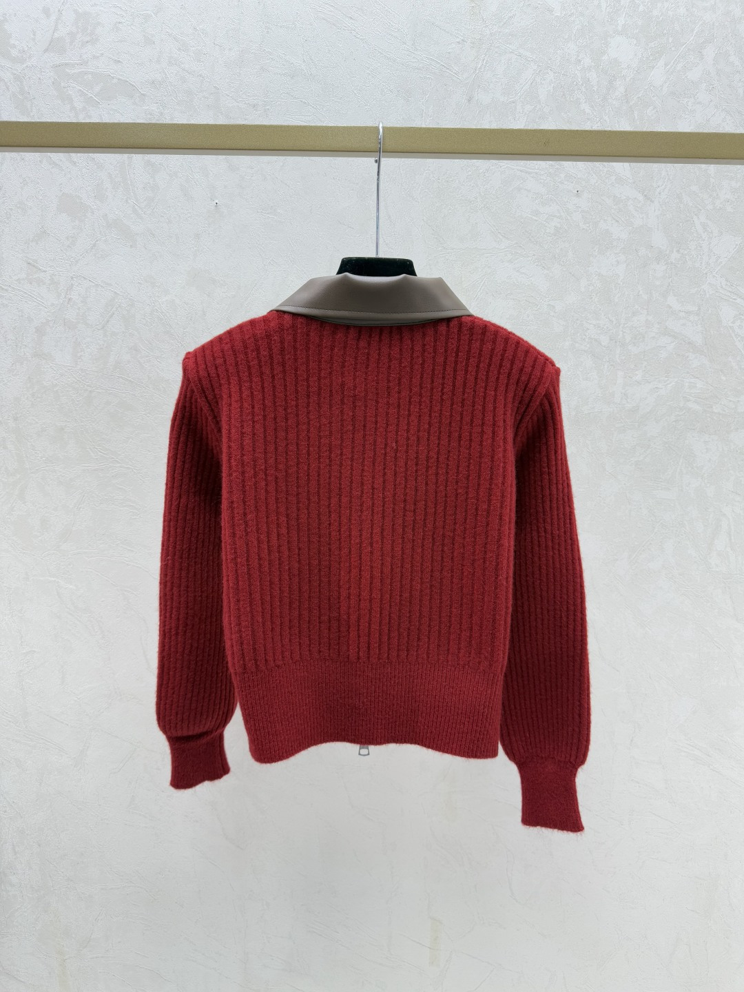 🆕M家🆕 早秋新款 撞色翻领针织长袖开衫颜色：灰色 红色尺码：36.38.40👉