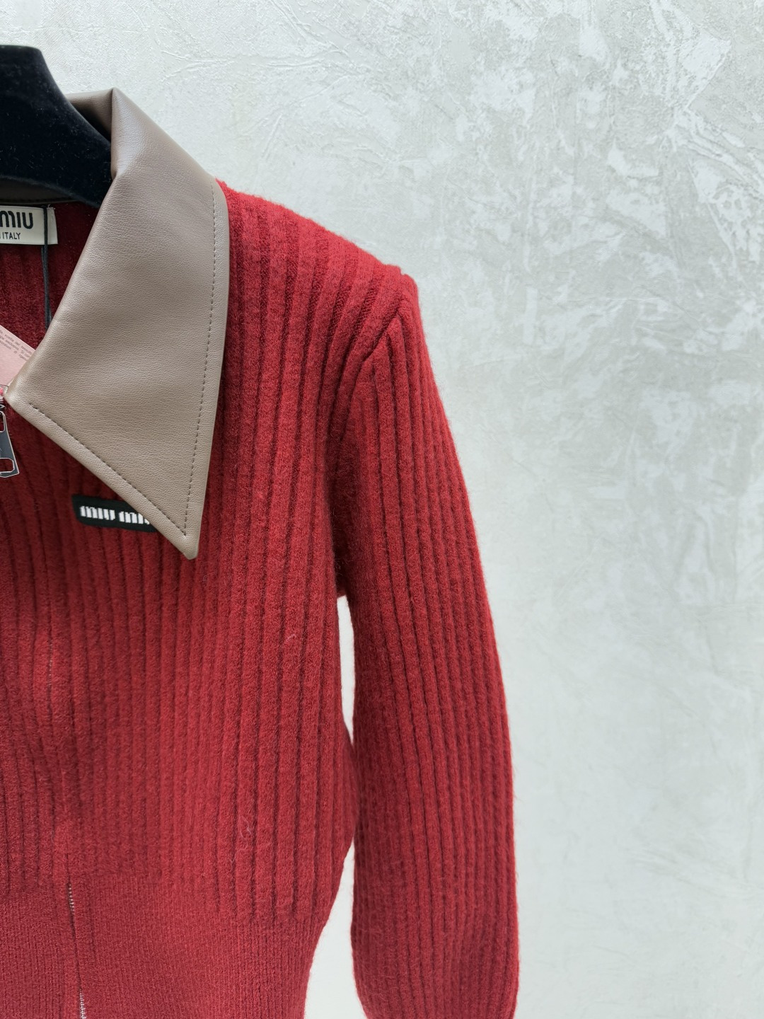 🆕M家🆕 早秋新款 撞色翻领针织长袖开衫颜色：灰色 红色尺码：36.38.40👉