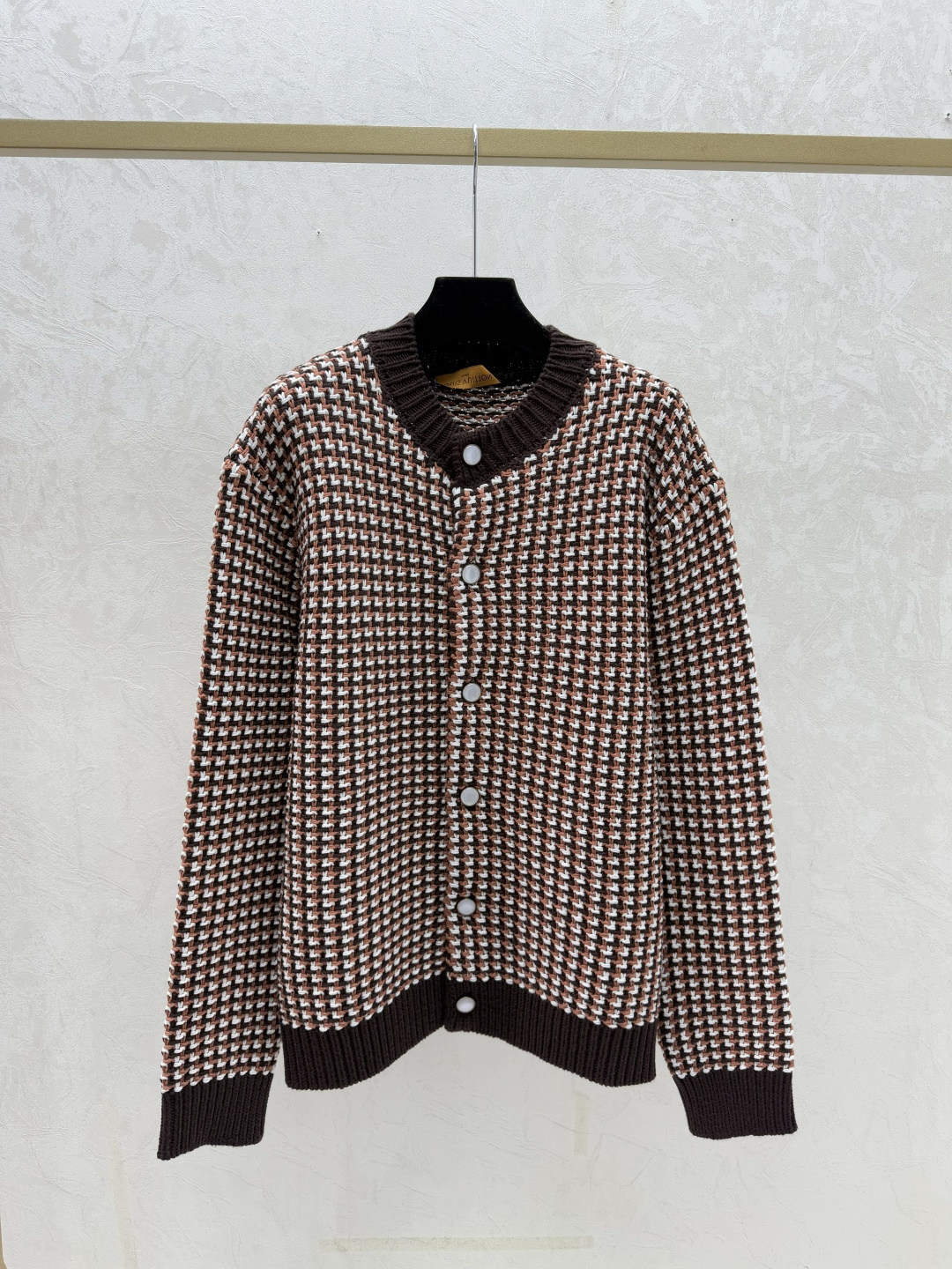 NO:667193,aL Home Early Autumn New Style Contrast Color Round Neck Knitted Long-Sleeved Cardigan Color Coffee Size 36.38.40, Louis Vuitton, Alexander Wang19860909aL家 早秋新款 撞色圆领针织长袖开衫 颜色咖啡 尺码36.38.40,,louis vuitton, ,Women's clothing