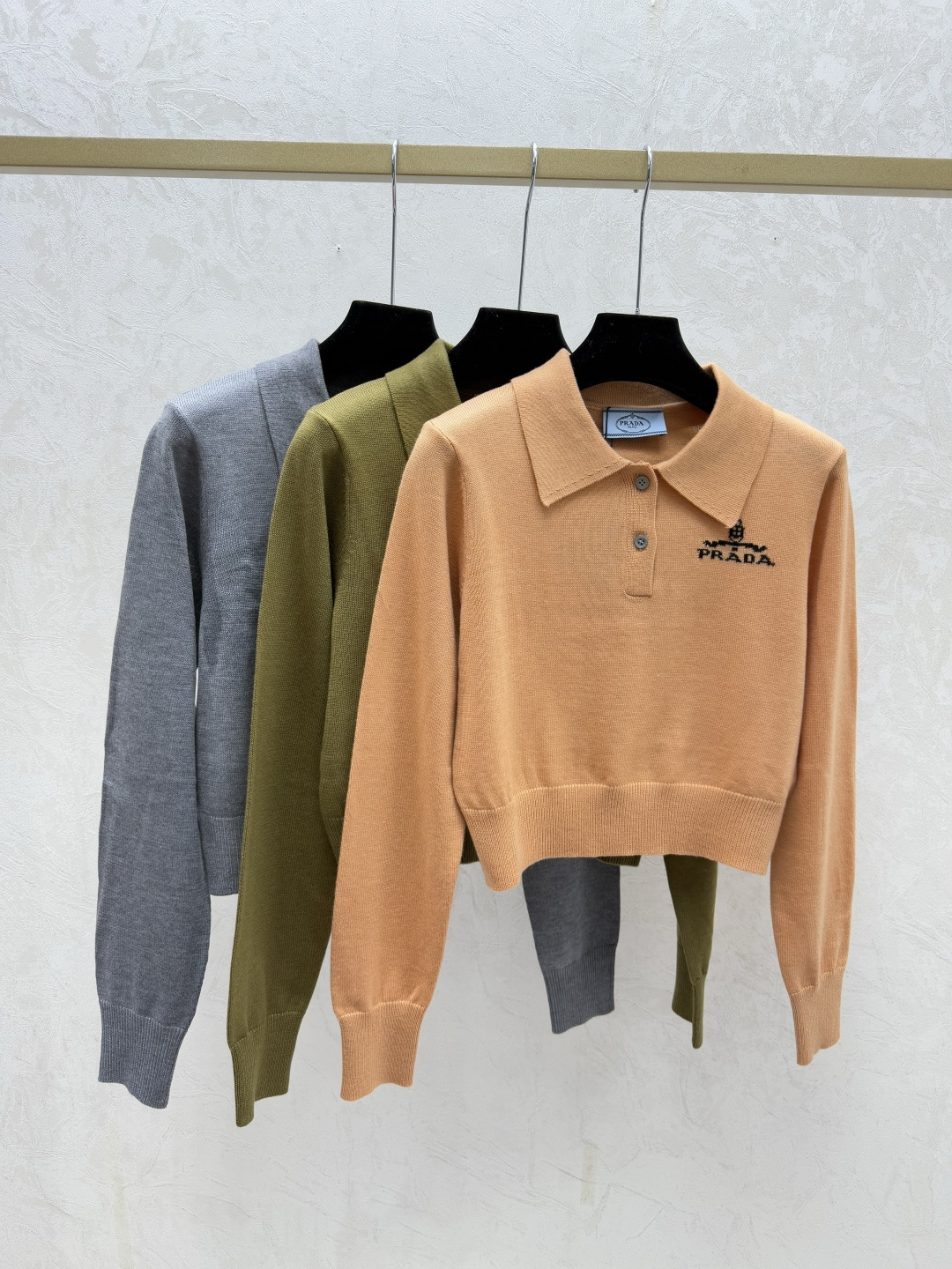 NO:667226,P Home Early Autumn New Style Contrast Letter Lapel Knitted Long Sleeves Color Khaki Gray Green Size 36.38.40,, 19860909P家 早秋新款 撞色字母翻领针织长袖 颜色卡其 灰色 绿色 尺码36.38.40,, ,Women's clothing
