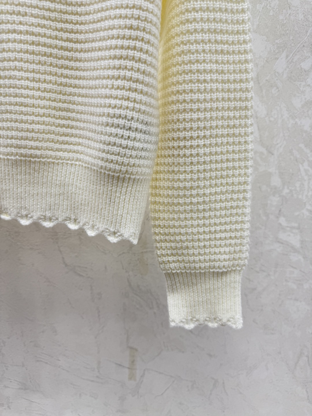 🆕M家🆕 早秋新款 字母钉珠圆领针织长袖颜色：白色 粉色 卡其尺码：36.38.40👉