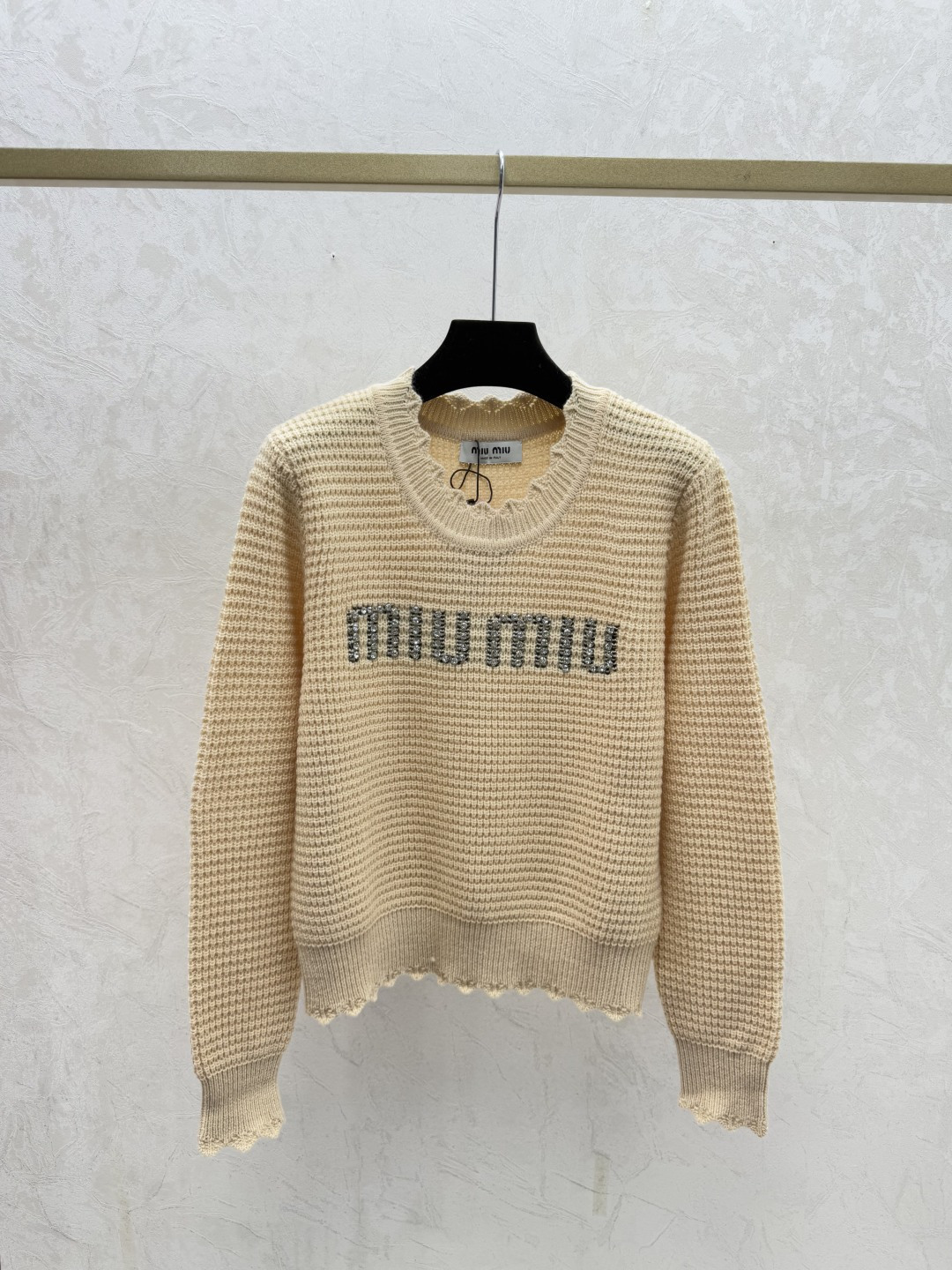 🆕M家🆕 早秋新款 字母钉珠圆领针织长袖颜色：白色 粉色 卡其尺码：36.38.40👉