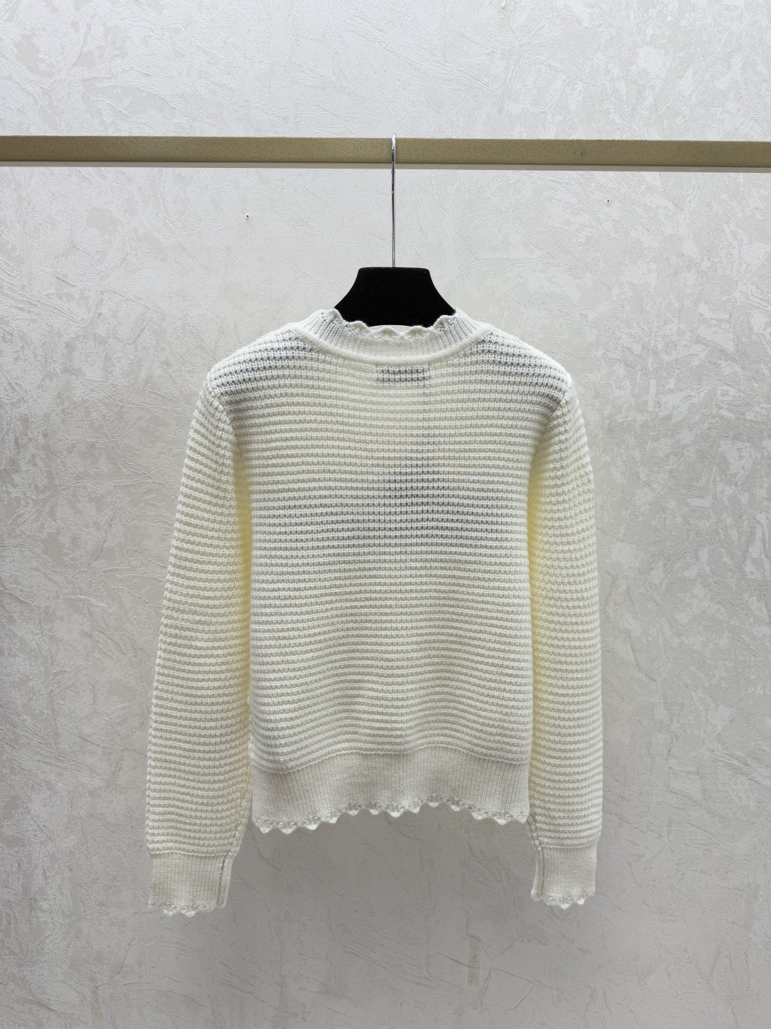 🆕M家🆕 早秋新款 字母钉珠圆领针织长袖颜色：白色 粉色 卡其尺码：36.38.40👉