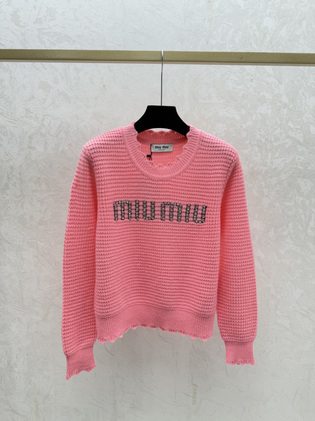 🆕M家🆕 早秋新款 字母钉珠圆领针织长袖颜色：白色 粉色 卡其尺码：36.38.40👉