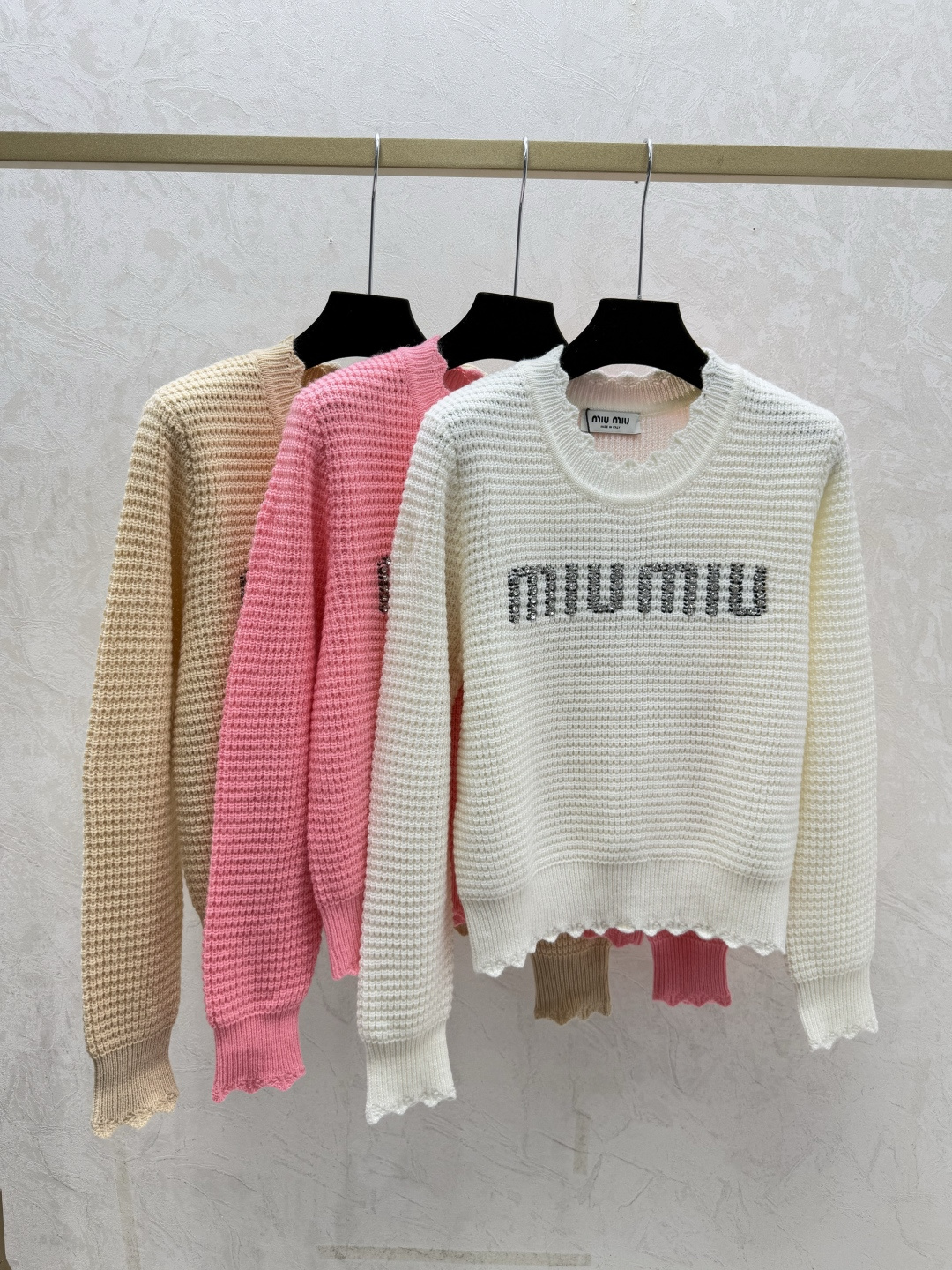 🆕M家🆕 早秋新款 字母钉珠圆领针织长袖颜色：白色 粉色 卡其尺码：36.38.40👉