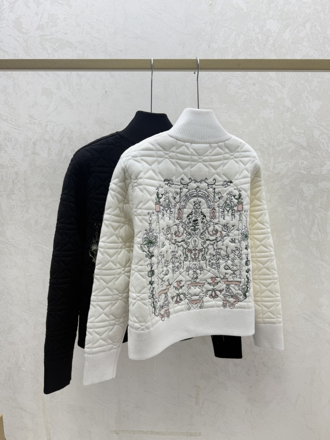 NO:667552,D family early autumn new style high collar knitted long-sleeved cardigan with contrasting arch embroidery on the back color white black size 36.38.40, dior,  19860909D家 早秋新款 背后撞色拱门刺绣高领针织长袖开衫 颜色白色 黑色 尺码36.38.40,,dior, ,Women's clothing