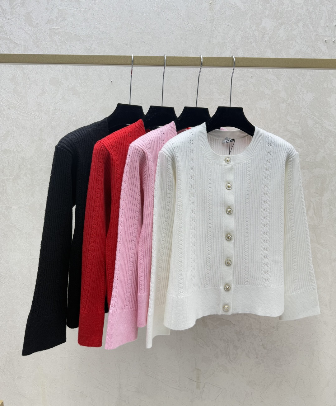 🆕CH家🆕 早秋新款 纯色简约圆领针织长袖开衫颜色：白色 粉色 红色 黑色尺码：36.38.40👉