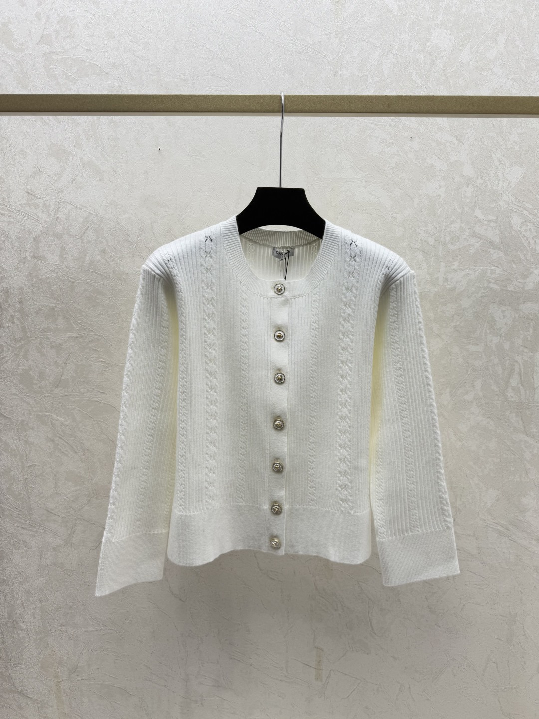 🆕CH家🆕 早秋新款 纯色简约圆领针织长袖开衫颜色：白色 粉色 红色 黑色尺码：36.38.40👉