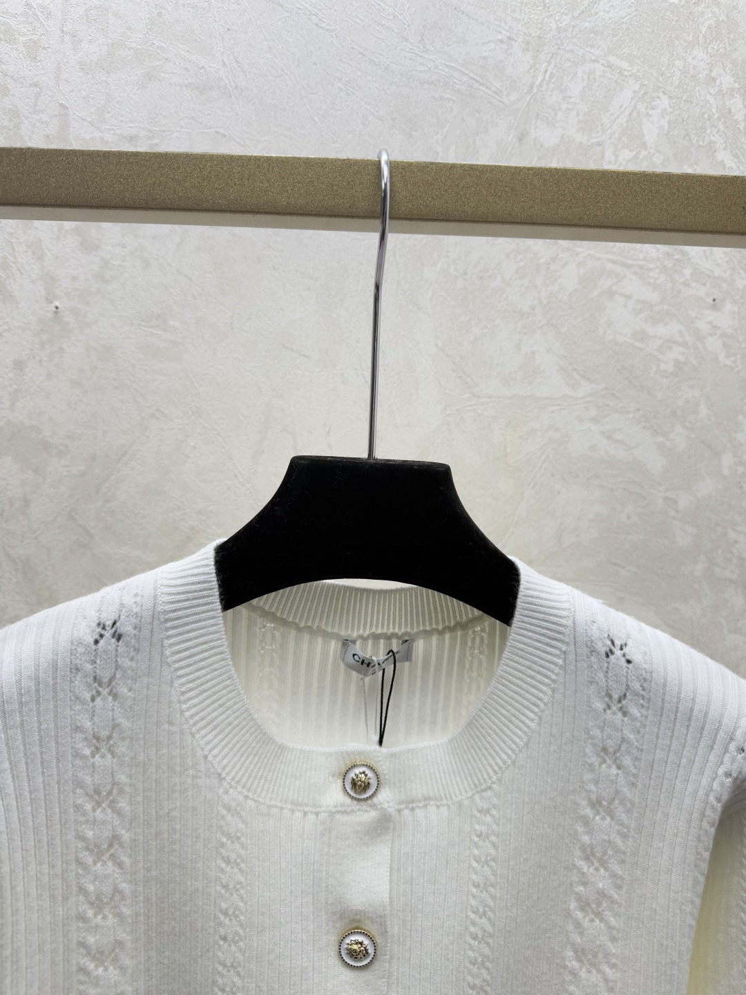 🆕CH家🆕 早秋新款 纯色简约圆领针织长袖开衫颜色：白色 粉色 红色 黑色尺码：36.38.40👉