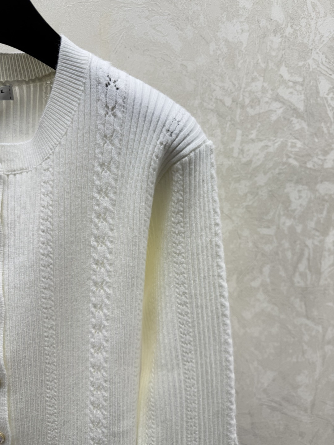 🆕CH家🆕 早秋新款 纯色简约圆领针织长袖开衫颜色：白色 粉色 红色 黑色尺码：36.38.40👉