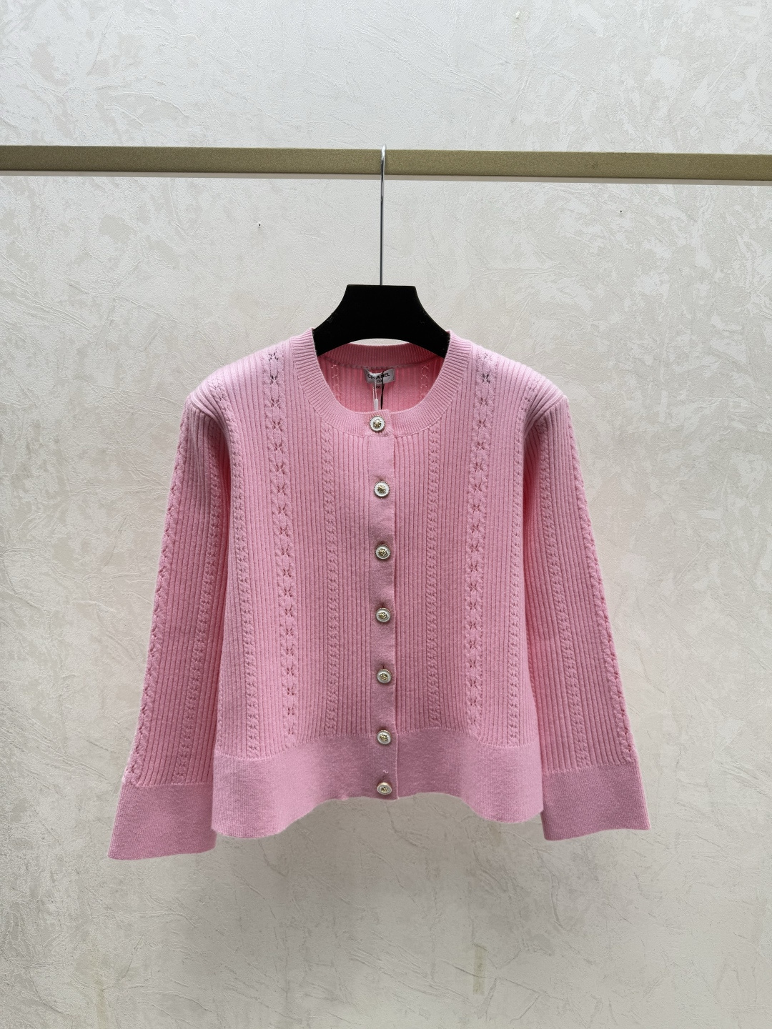 🆕CH家🆕 早秋新款 纯色简约圆领针织长袖开衫颜色：白色 粉色 红色 黑色尺码：36.38.40👉