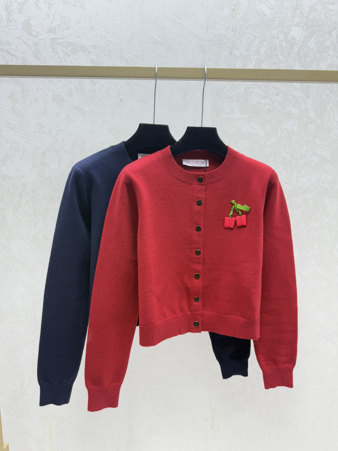 NO:667556,VA Home Early Autumn New Solid Color Simple Round Neck Knitted Long-Sleeved Cardigan Color Red Royal Blue Size 36.38.40,, 19860909VA家 早秋新款 纯色简约圆领针织长袖开衫 颜色红色 宝蓝 尺码36.38.40,, ,Women's clothing