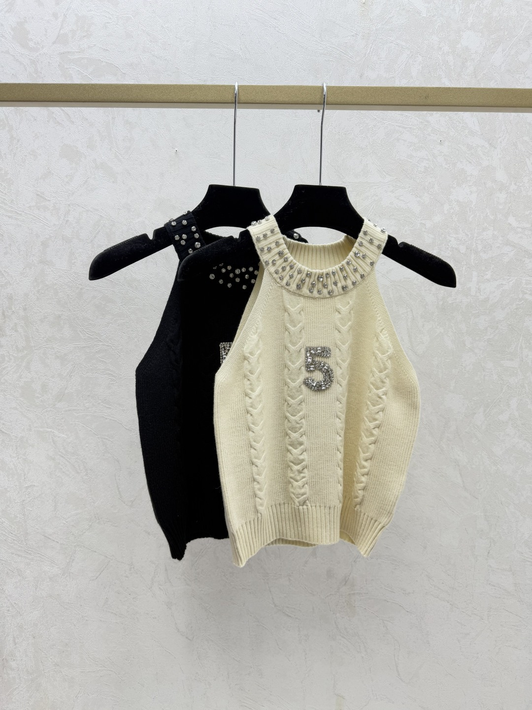 NO:667557,CH Home Early Spring New Heavy Beading Round Neck Knitted Vest Color White Black Size 36.38.40,, 19860909CH家 早春新款 重工钉珠圆领针织背心 颜色白色 黑色 尺码36.38.40,, ,Women's clothing