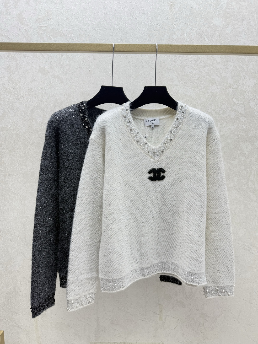 NO:684407,CH Home Early Autumn New Style Heavy Beading V-neck Knitted Long Sleeves Color White Gray Size 36.38.40,,19860909CH家 早秋新款 重工钉珠珠片V领针织长袖 颜色白色 灰色 尺码36.38.40,,,Women's clothing