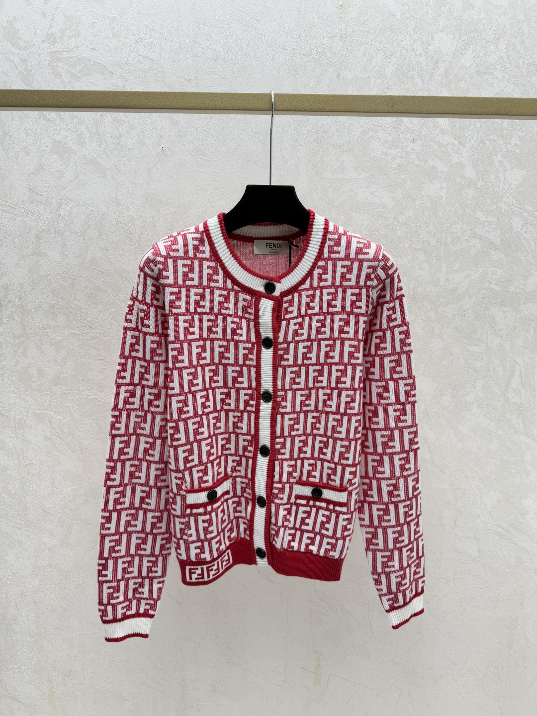 NO:684424,F family early autumn new style contrasting color presbyopic letter round neck knitted long-sleeved cardigan color red size 36.38.40,,fendi,19860909F家 早秋新款 撞色老花字母圆领针织长袖开衫 颜色红色 尺码36.38.40,,fendi,,Women's clothing