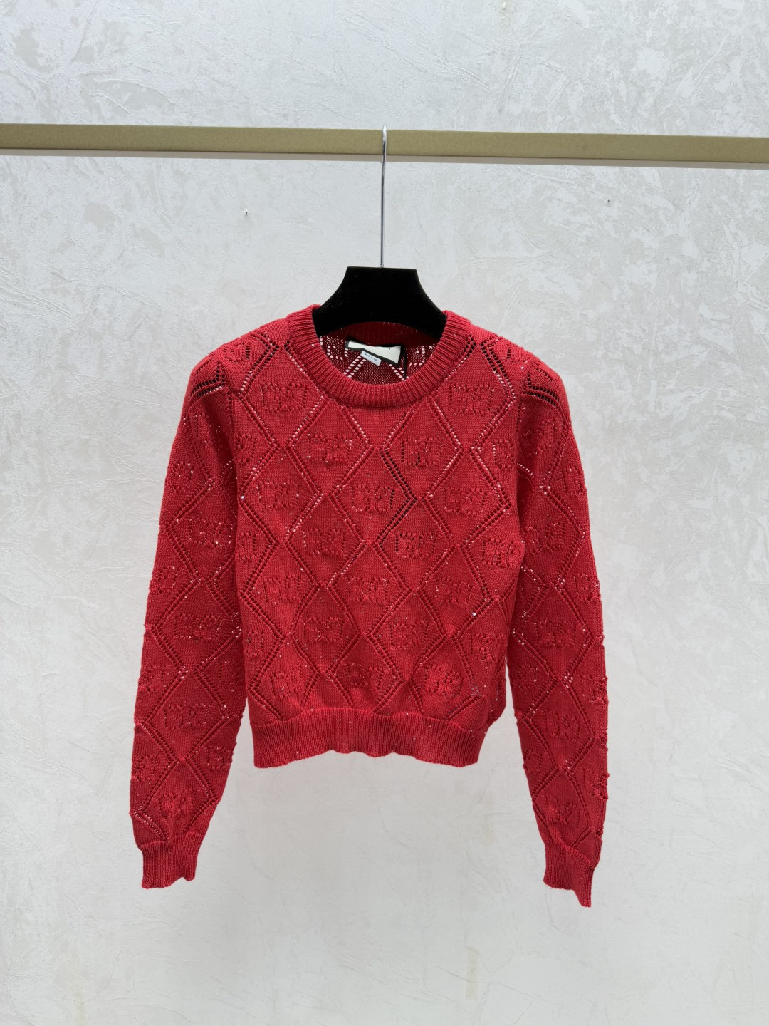 NO:685252,G Family Early Autumn New Solid Color Diamond Hollow Round Neck Knitted Long Sleeves Color Red White Oatmeal Royal Blue Size 36.38.40,,gucci,19860909G家 早秋新款纯色菱格镂空圆领针织长袖 颜色红色 白色 燕麦 宝蓝 尺码36.38.40,,gucci,,Women's clothing